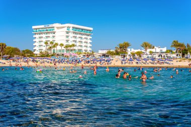 Ayia Napa, Kıbrıs - 18 Ağustos 2016: Popüler Sandy Beach Beach, 