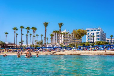 Ayia Napa, Kıbrıs - 18 Ağustos 2016: Sandy Beach'te güneşli bir gün
