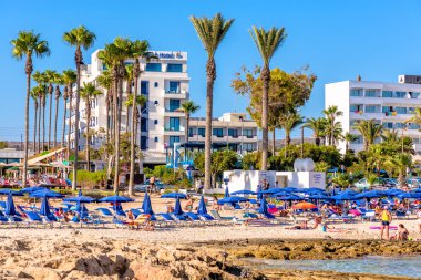 Ayia Napa, Kıbrıs - 18 Ağustos 2016: Sandy Beach'te yüzen ve güneşlenen insanlar.