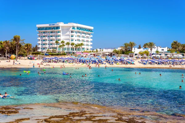 Ayia Napa, Kıbrıs - 18 Ağustos 2016: Sandy Beach bea, turist — Stok fotoğraf