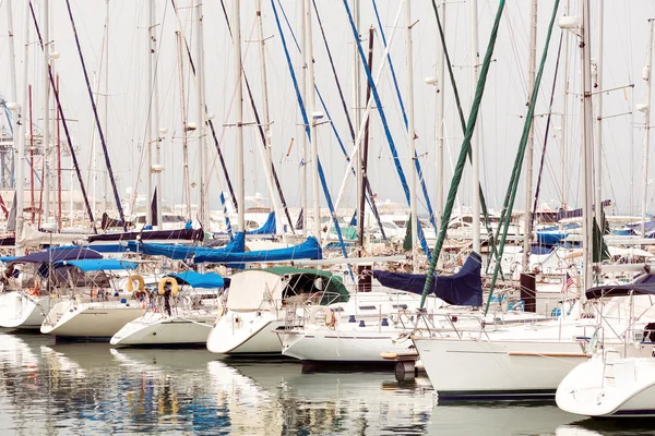 Die zahlreichen Yachten, die im Hafen von Larnaka, Zypern, festgemacht haben — Stockfoto