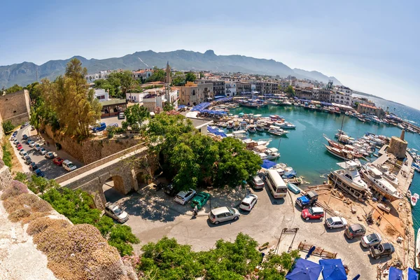 Kyrenia, Ciprus - 2015. július 05.: Harbor megtekintése Kyrenia vára falak. — Stock Fotó