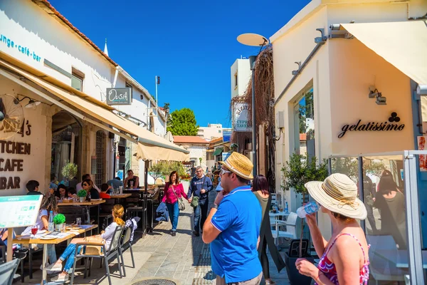 Limassol, Cyprus - 01 April 2016: Scène van de zomer op het plein van het kasteel — Stockfoto