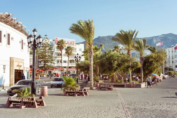 Girne, Kıbrıs - 07 Temmuz 2015: Sokak görünümü, Kordonboyu Park — Stok fotoğraf