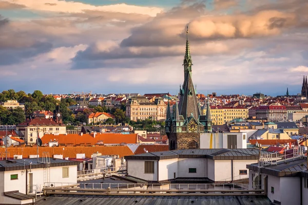 Prags hustak och Jindrisska torn. Tjeckien — Stockfoto