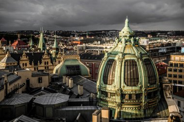 Prag çatıları ve Obecni Dum (Belediye Binası), Poder kuleden görüntüleyin. Çek Cumhuriyeti.