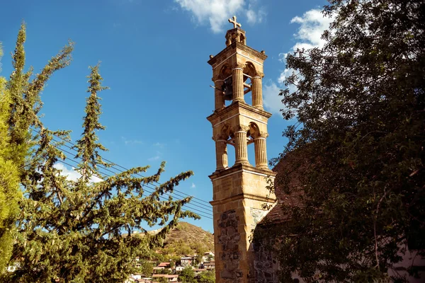 Bell tower i Agios Georgios (Saint George) kyrkan vid Palaichori — Stockfoto