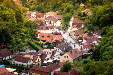 Karlstejn şehrin yüksek açılı görünüş. Merkezi Bohemia, Çek Cumhuriyeti.