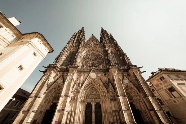 Facade of St. Vitus Cathedral (Roman Catholic cathedral ). Prague, Czech Republic — Stock Photo, Image