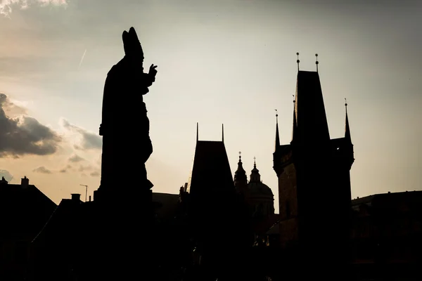 Statue silhouette at Charles bridge. Prague, Czech Republic — Stock Photo, Image