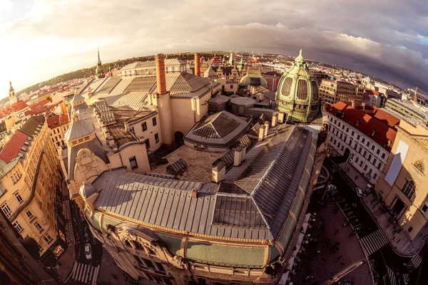 Blick aus der Vogelperspektive auf die schmale Straße und das obecni dum (Gemeindehaus). Prag, Tschechische Republik. — Stockfoto