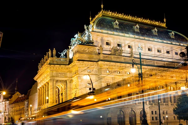 Teatro Nacional de Praga a través de los senderos del semáforo, vista desde el Puente de la Legión. República Checa . —  Fotos de Stock