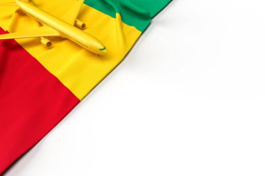 Yolcu uçağı ve Gine bayrağı. Üç boyutlu illüstrasyon. 3B illüstrasyon