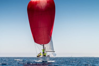 Kırmızı yelkenli spor tekne, ön manzara.