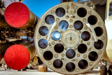 Askeri bir helikopterin roket atarlarına yaklaşıyoruz.