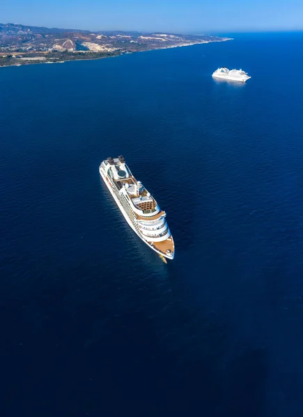 Vista Aérea Dois Navios Cruzeiro Perto Costa — Fotografia de Stock