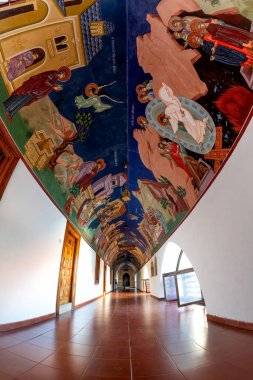 Kıbrıs - 22 Temmuz 2018: Kykkos Manastırı 'nda tavan resimleri bulunan kemerli koridor