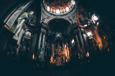 Prag, Çek Cumhuriyeti - 28 Mayıs 2017: Mala Strana 'daki Saint Nicolas katedralinin içi