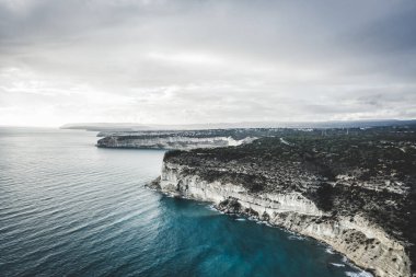 Kıbrıs Rum Kesimi 'nin Akrotiri Körfezi' ndeki uçurumların hava manzarası