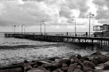 Kıbrıs Rum Kesimi, Limasol 'da kışın deniz kenarı gezintisi, doymamış fotoğraf
