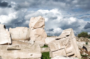 Kıbrıs Rum Kesimi 'nin Amathus kentindeki oymacılıkla birlikte antik taş kaldı