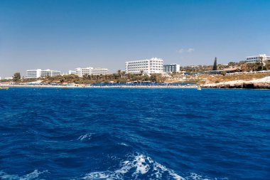 Kıbrıs Rum Kesimi 'nin Agia Napa kıyı şeridi otelleri ve plajları