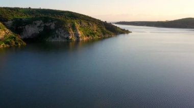 Gün batımında Kouris Barajı üzerinde uçmak. Limasol İlçesi, Kıbrıs