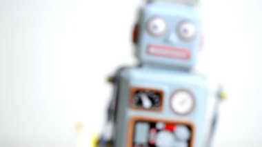 Yürüyen oyuncak robot.