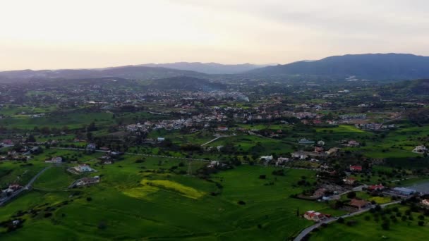 Voando Sobre Colinas Verdes Com Casas Aldeia Perto Limassol Limassol — Vídeo de Stock