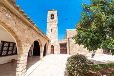 Kıbrıs Rum Kesimi 'nin Havari Barnabas Manastırı' ndaki iç avlusu