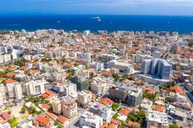 Limasol 'un insansız hava aracı görüntüsü, denize doğru.