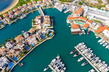 Marina rıhtımlarının ve yapay adanın tepeden aşağı manzarası