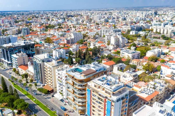 山に向かってLimassolセンターの空中ビュー — ストック写真