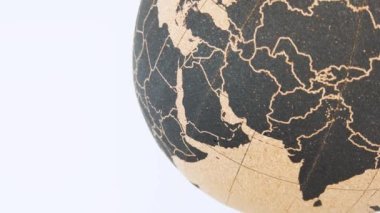 Beyaz arkaplanda mantar küre etrafında hareket