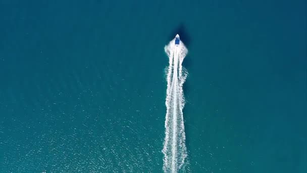 Vista Aérea Pequeno Barco Pesca Mar Azul — Vídeo de Stock