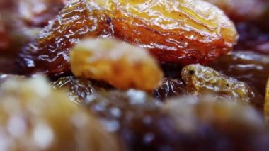 Kurutulmuş kuru üzüm yığınının üzerinden geçiyor. Aşırı makro-yakın çekim