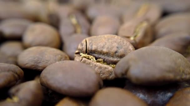 Pindah Lebih Dari Tumpukan Biji Kopi Panggang Ekstrim Makro Close — Stok Video