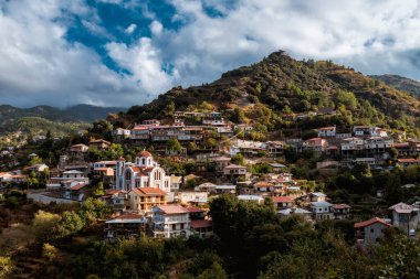 Kıbrıs 'ta bir dağ köyünün panoraması (Moutoullas)