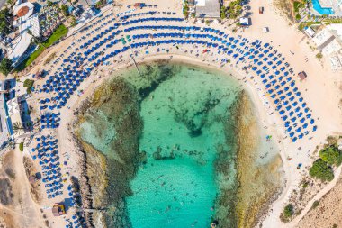 Kıbrıs 'taki Sandy Körfezi plajının yukarıdan görünüşü