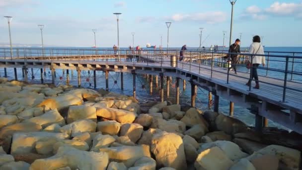 Limassol Cyprus Januari 2020 Mensen Lopen Langs Pier Bij Het — Stockvideo