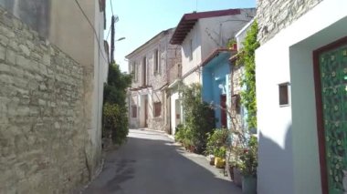 Pano Lefkara, Kıbrıs - 03 Mart 2020: Pano Lefkara köyünün dar sokaklarında yürümek. Larnaca Bölgesi, Kıbrıs