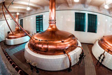 Klasik bakır fermantasyon tankları. Bira fabrikasının içi.