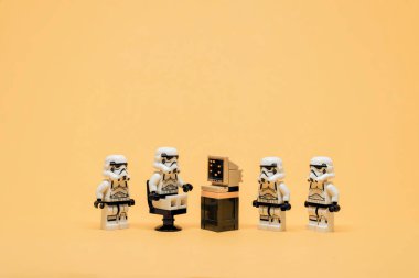 Stormtroopers bir ofiste birlikte çalışıyor. İllüstrasyon başyazısı. 22 Haziran 2021