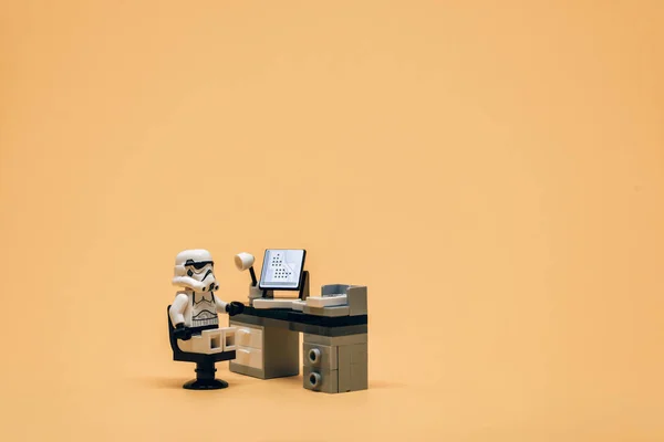 Stormtrooper Ofisinde Çalışıyor Llüstrasyon Başyazısı Haziran 2021 — Stok fotoğraf
