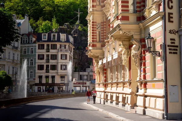 Karlovy Vary República Checa Maio 2017 Turistas Andando Pelas Ruas — Fotografia de Stock