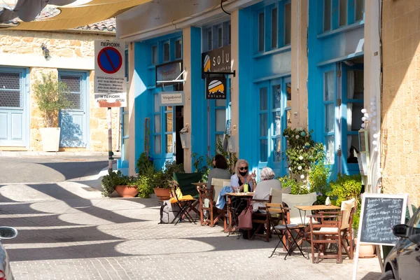 Nicosia Chipre Novembro 2020 Pessoas Terraço Café Livre Durante Pandemia — Fotografia de Stock