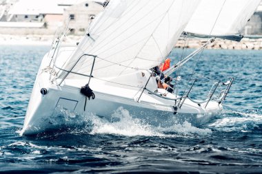 Yelkenli teknesi yelkenli yarışı sırasında virajda