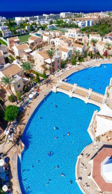 Kıbrıs 'ın kıyı kenti Geroskipou' da bir turizm beldesi. Paphos Bölgesi