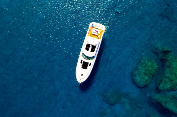 Felülről Lefelé Kilátás Fehér Sárga Sétahajóra Kék Vízen — Stock Fotó