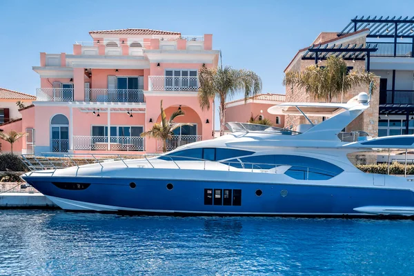 Luxe Zee Jacht Geparkeerd Nabij Roze Huis Jachthaven — Stockfoto